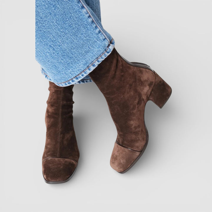 Vlasta - Elegantní Velurové Kozačky s Pohodlným Blokovým Podpatkem pro Celodenní Komfort