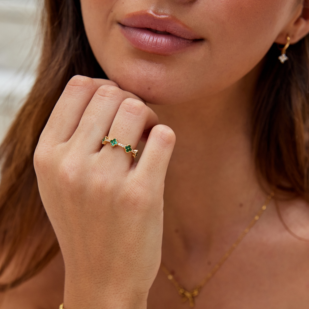 Prsten se Čtyřlístkem a Krystaly pro Symbolický a Elegantní Vzhled