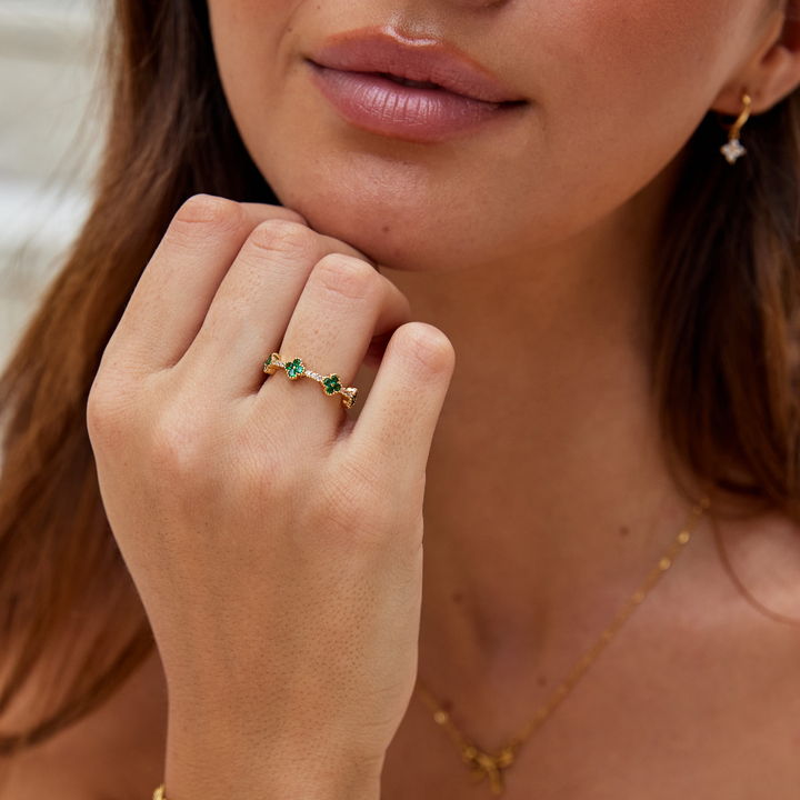 Prsten se Čtyřlístkem a Krystaly pro Symbolický a Elegantní Vzhled