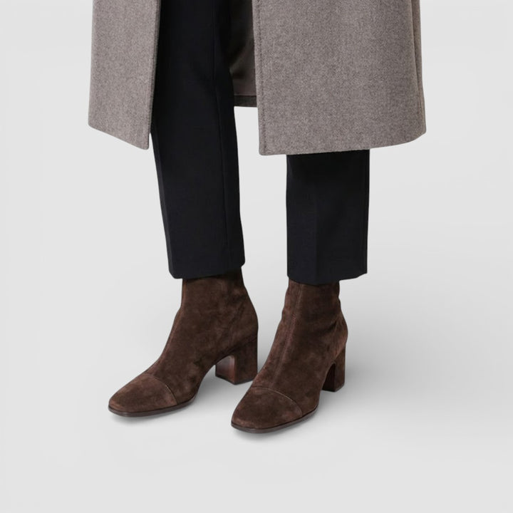 Vlasta - Elegantní Velurové Kozačky s Pohodlným Blokovým Podpatkem pro Celodenní Komfort