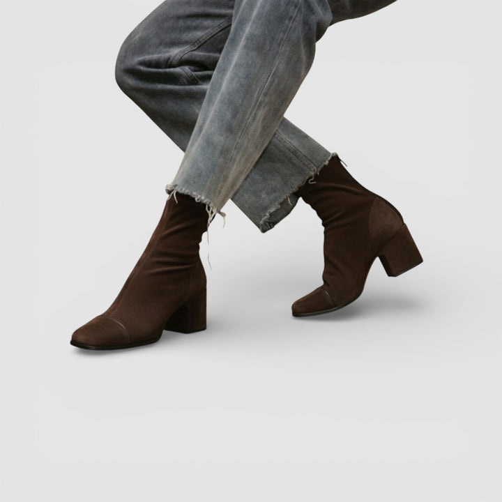 Vlasta - Elegantní Velurové Kozačky s Pohodlným Blokovým Podpatkem pro Celodenní Komfort