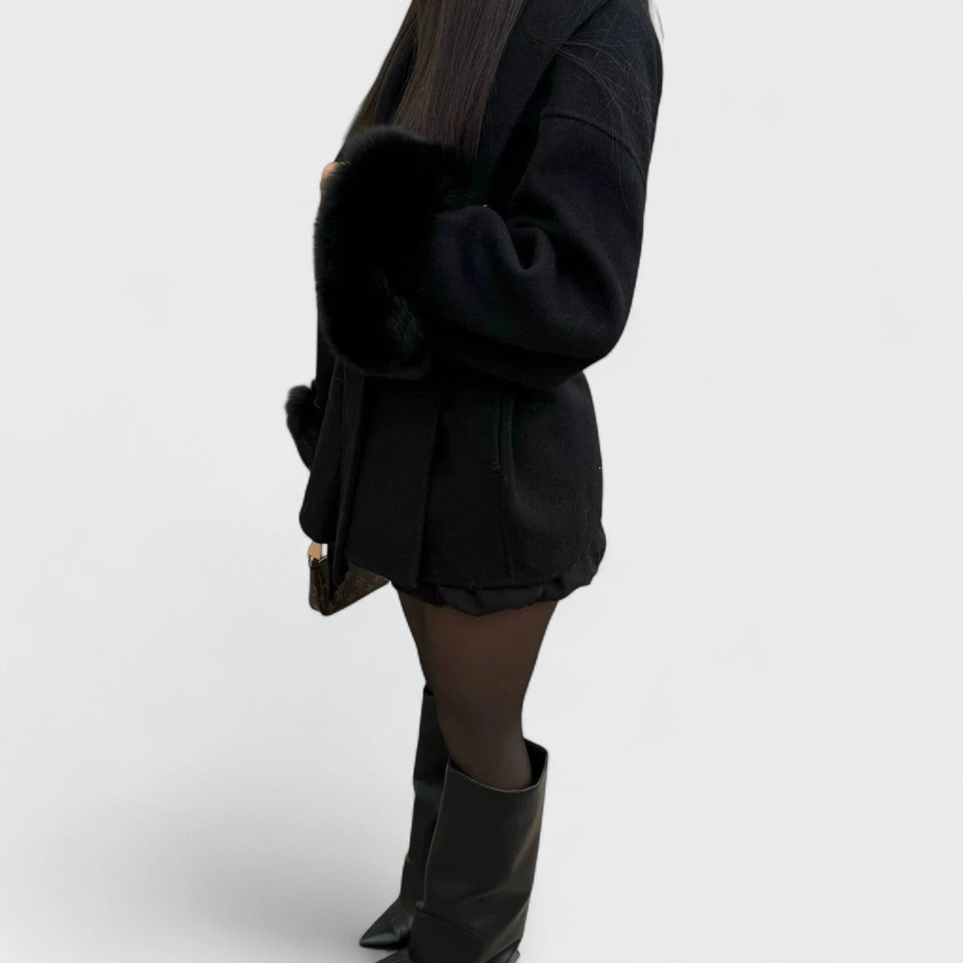 Woolcat – Elegantní kabát s detaily z ekologické kožešiny