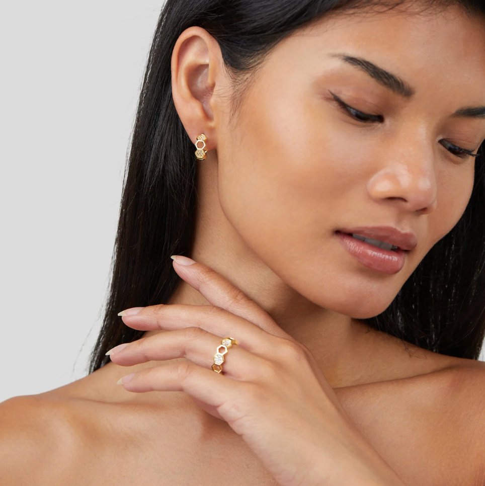 Bij - Zlatý a Křišťálový Prsten s Elegantním a Nadčasovým Vzhledem