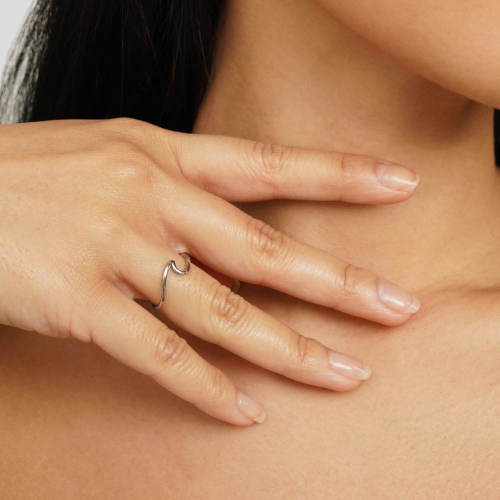 Imari - Stříbrný Prsten s Hladkým, Moderním Vzhledem