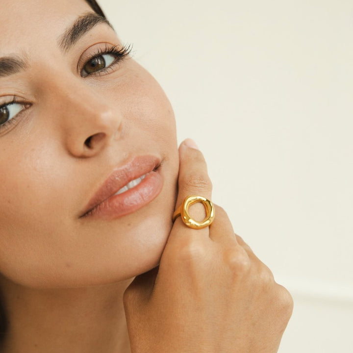 Prsten z Roztaveného Zlata s Organickým a Elegantním Vzhledem